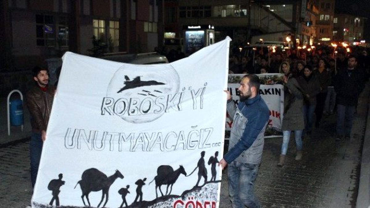 Hakkari\'de Meşaleli Roboski Yürüyüşü