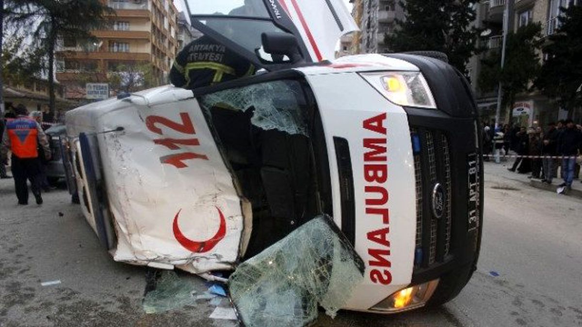 Hatay\'da Ambulans Kaza Yaptı: 3 Yaralı