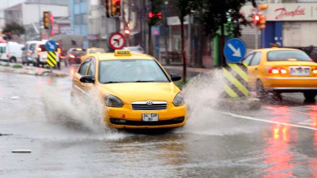 İstanbul\'da Sağanak Yağmur Etkili Oldu