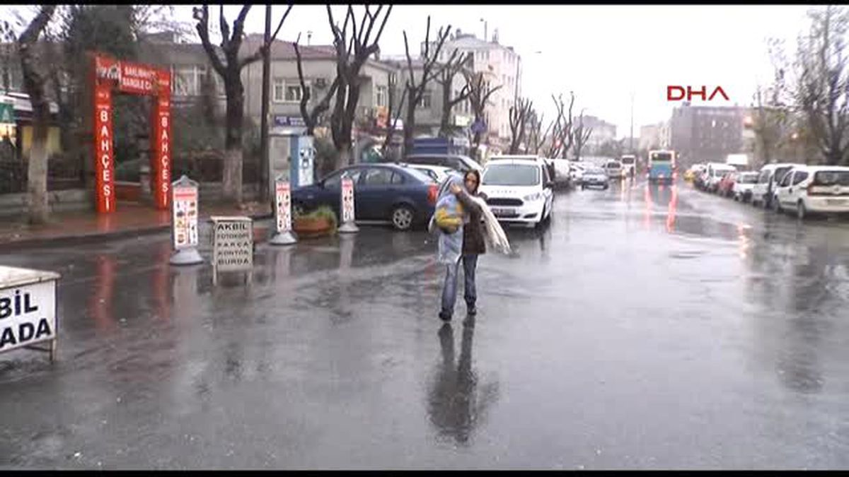 İstanbul\'da Sağanak Yağmur Etkili Oluyor