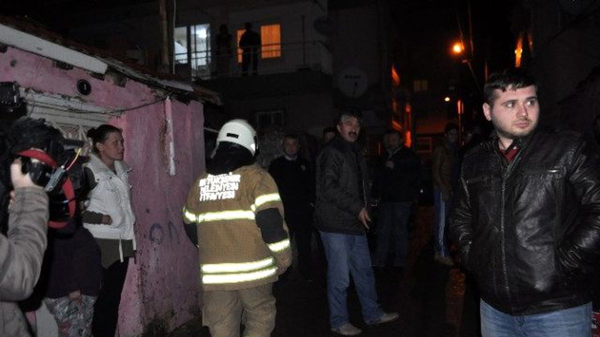 İzmir\'de Bir Evin Çatısı Çöktü: 1 Yaralı