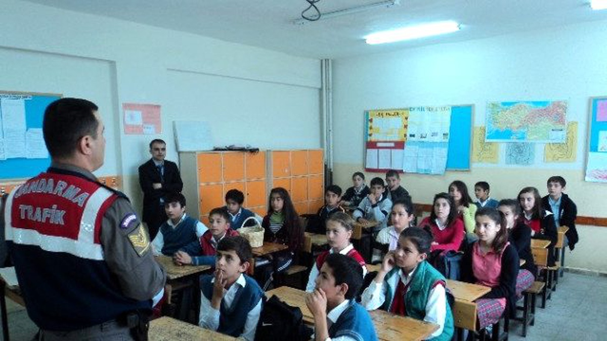 Bartın\'da Jandarma Trafik Öğrencilere Seminer Verdi