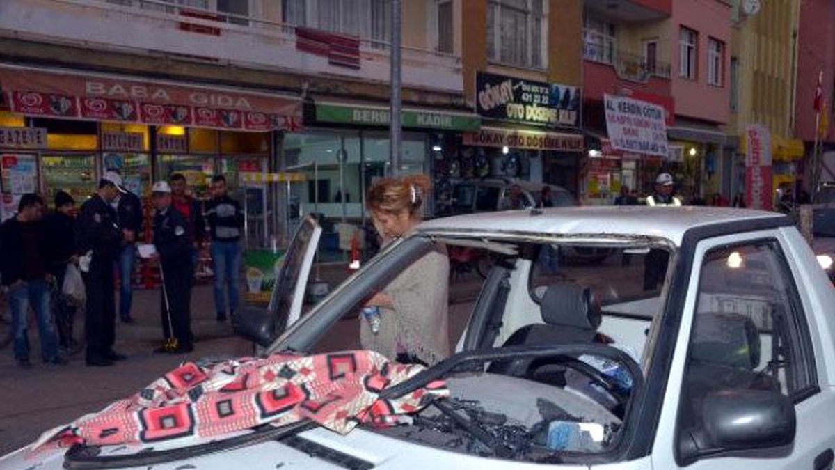 Kamyonetin Çarptığı Bisikletli Kadının Kucağına Düştü