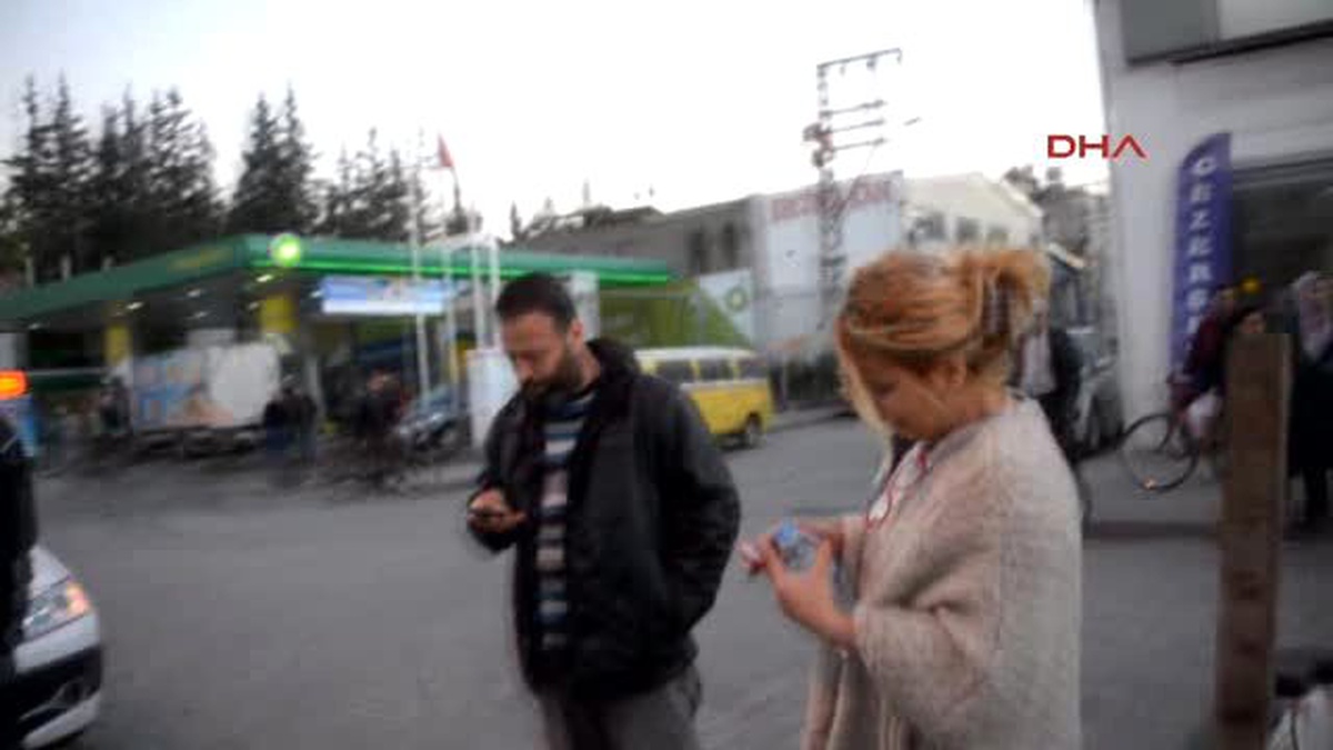 Kamyonetin Çarptığı Bisikletli Camdan Girip Kadının Kucağına Düştü