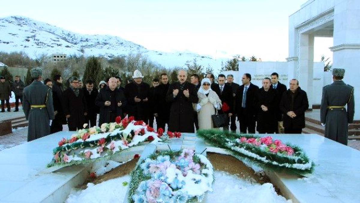 Kurtulmuş, Yazar Cengiz Aytmatov\'un Kabrini Ziyaret Etti