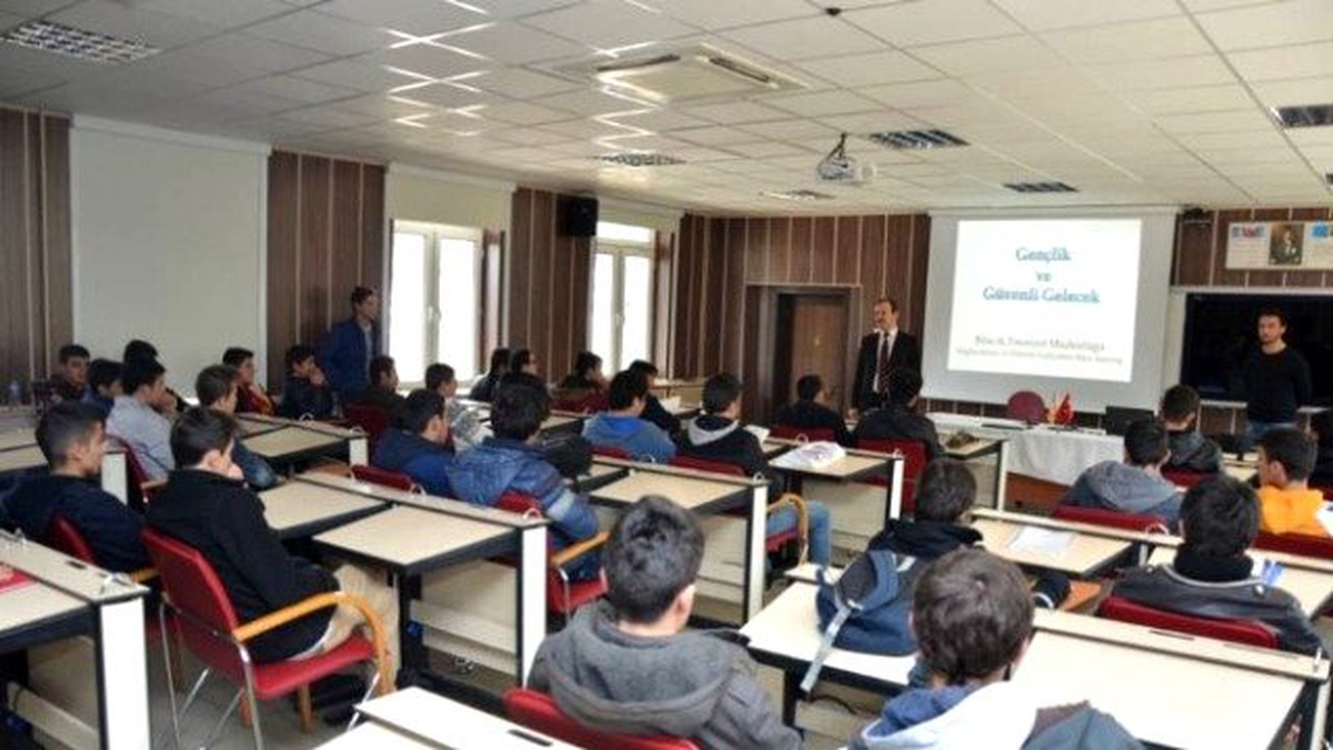 Öğrencilere "Gençlik ve Güvenli Gelecek" Konferansları