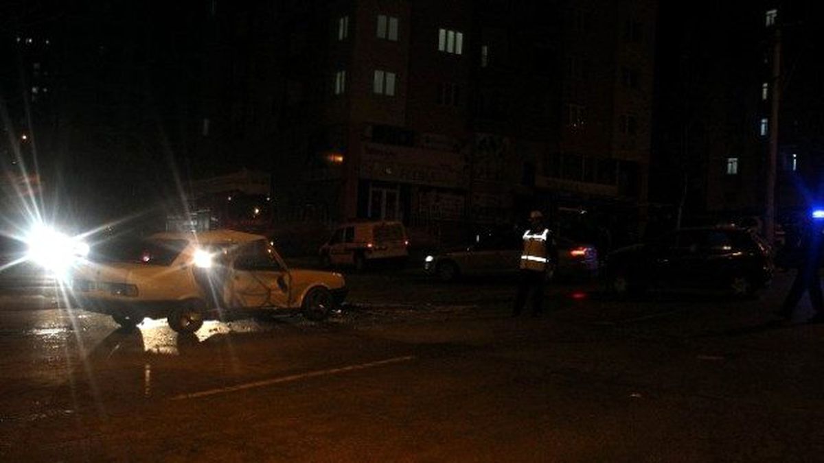 Kayseri\'de Otomobiller Çarpıştı: 2 Yaralı
