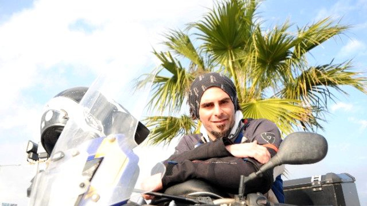 Hindistan\'daki En Yüksek Karayolunu Motosikletiyle Geçti