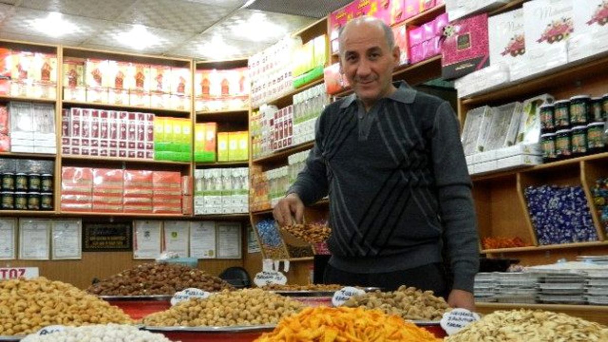 Kuruyemişçiler Yaklaşan Yılbaşından Dolayı Günde 5 Ton Kuruyemiş Satıyor