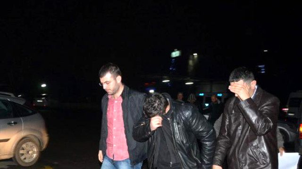 Polis Yelekli 3 Dolandırıcı Yakalandı