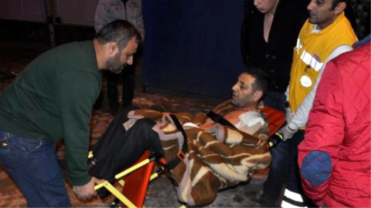 Sivas\'ta Tartıştığı Oğlunu Öldürdü, Komşusunu Yaraladı