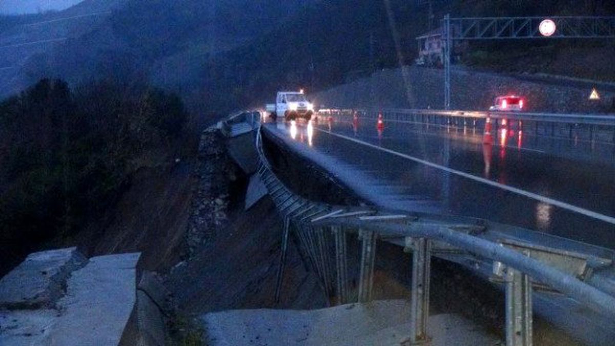 Yağmur Sebebiyle Yolda 50 Metrelik Çökme