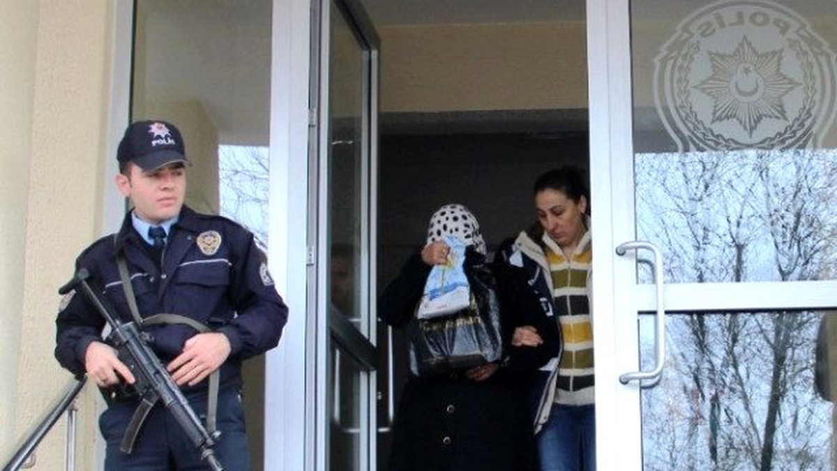 60 Yaşındaki Kadın Sahte Bilezikleri Satmak İsterken Yakalandı