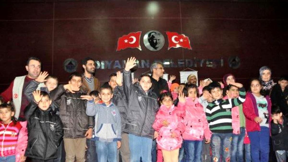 Adıyaman\'da 200 Yetim ve Öksüz Çocuğa Kışlık Giysi Yardımı