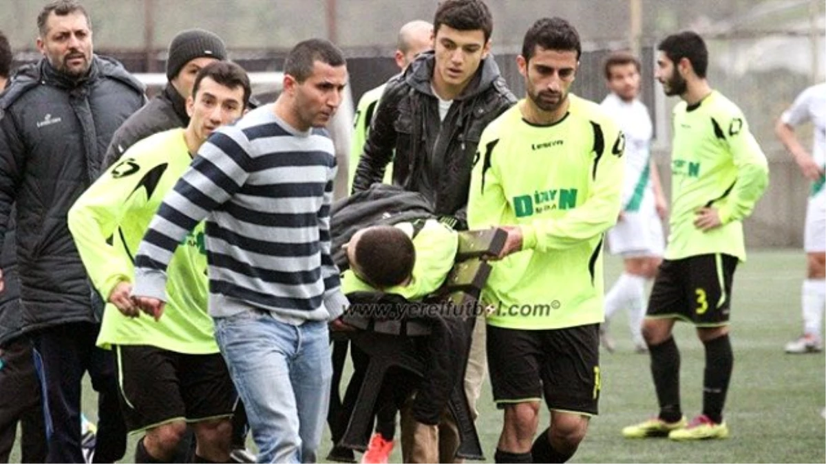 Ayağı Kırılan Futbolcu, Bankla Saha Dışına Taşındı