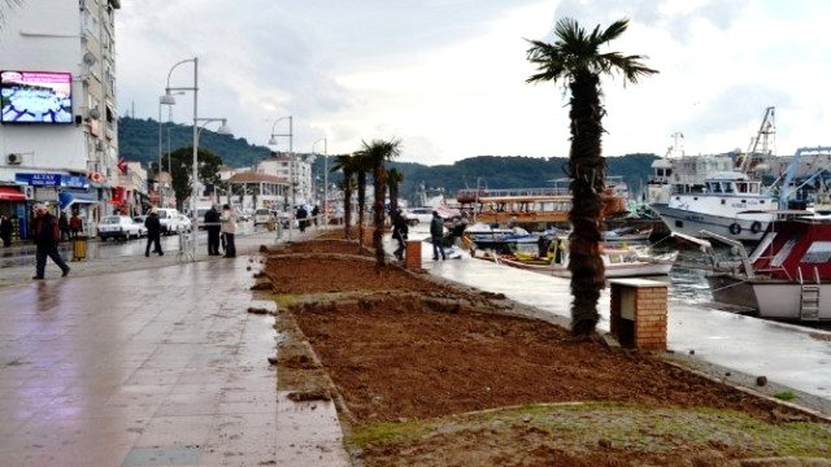 Ayvalıkta Cumhuriyet Meydanında Yürüme Alanları Genişletiliyor