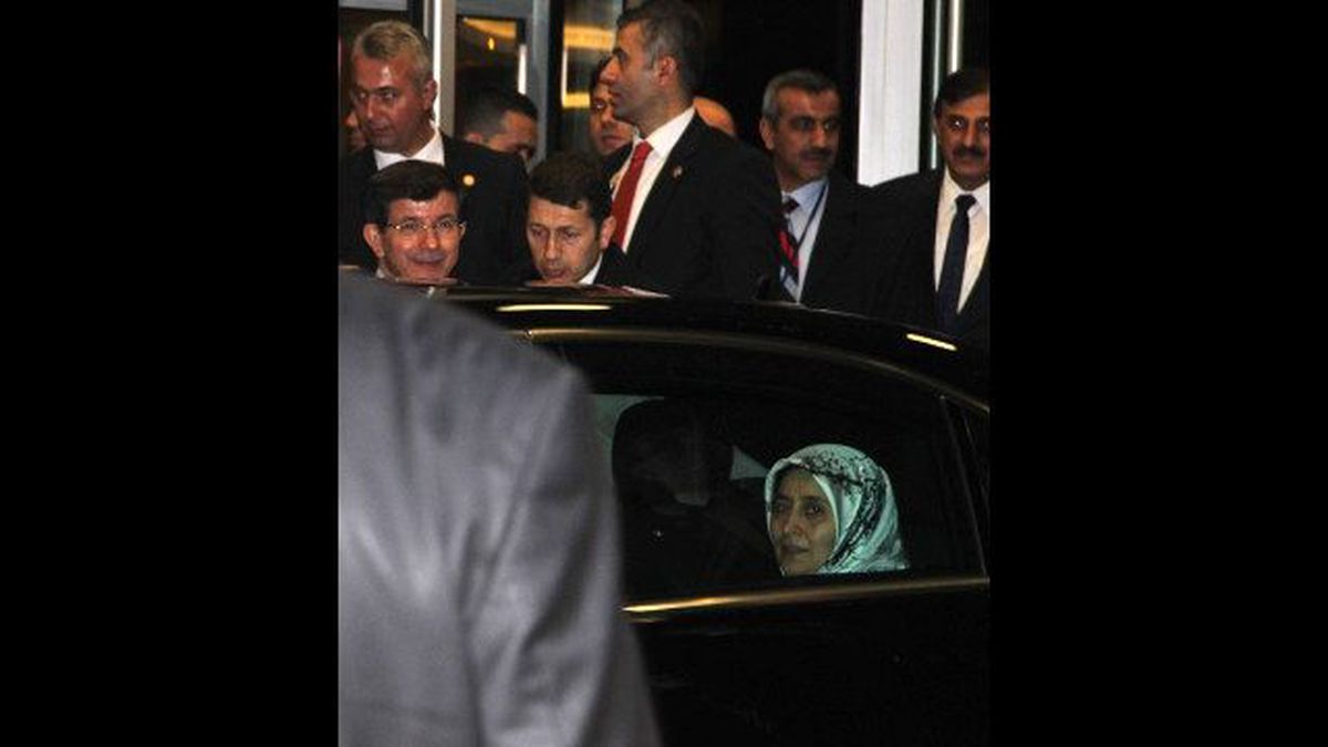 Başbakan Davutoğlu, Gaziantep\'te Stk Temsilciyeriyle Bir Araya Geldi