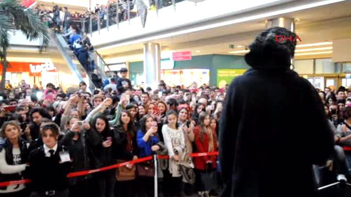Bursa Halil Sezai?den İmza Günü Selfıesi