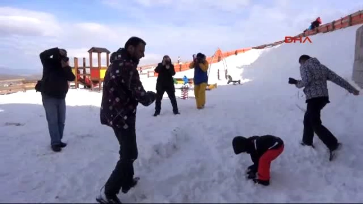 Çağla Şikel ve Alişan Palandöken\'de Çocuklar Gibi Eğlendi