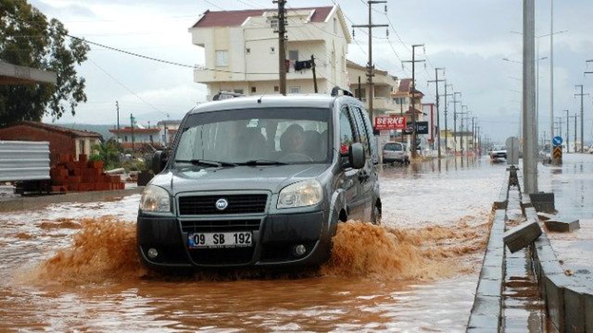 Didim\'de Sağanak Yağış Hayatı Olumsuz Etkiledi