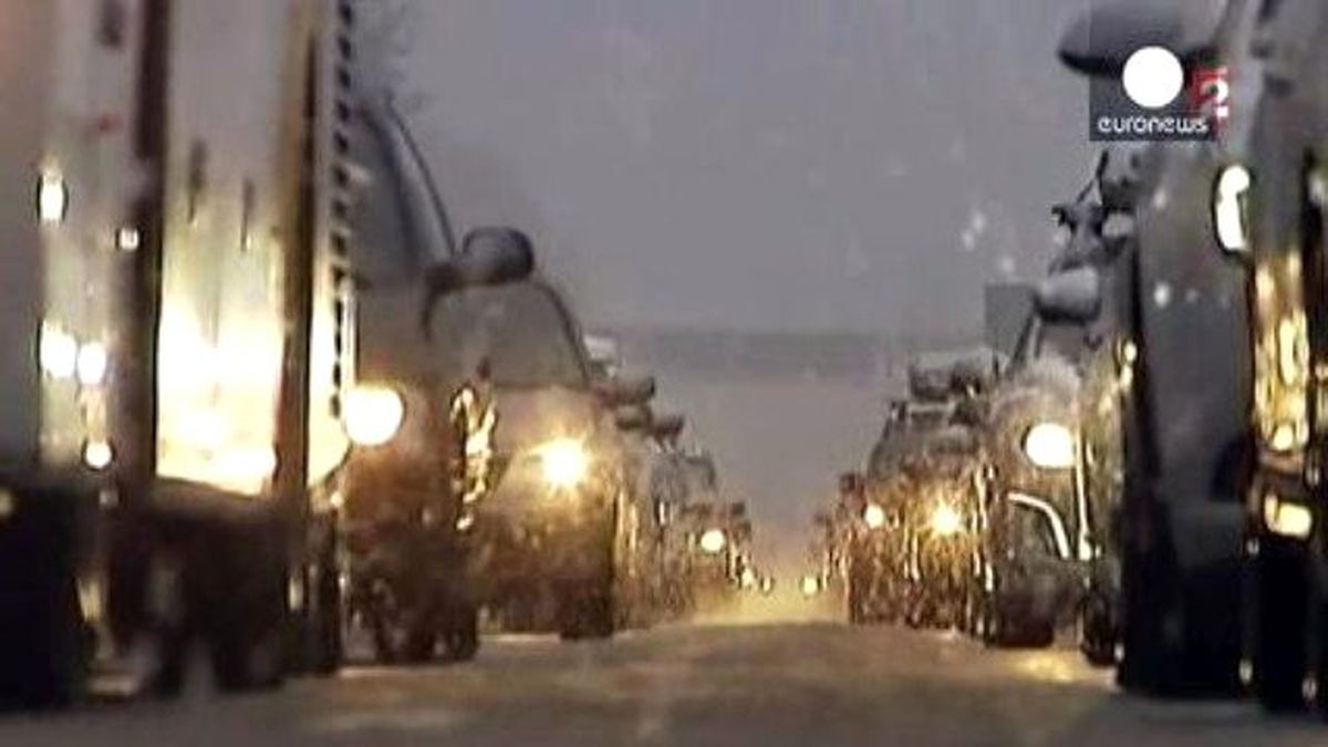 Fransa\'da Aşırı Kar Yağışı Can Aldı, 15 Bin Kişi Yollarda Mahsur Kaldı.
