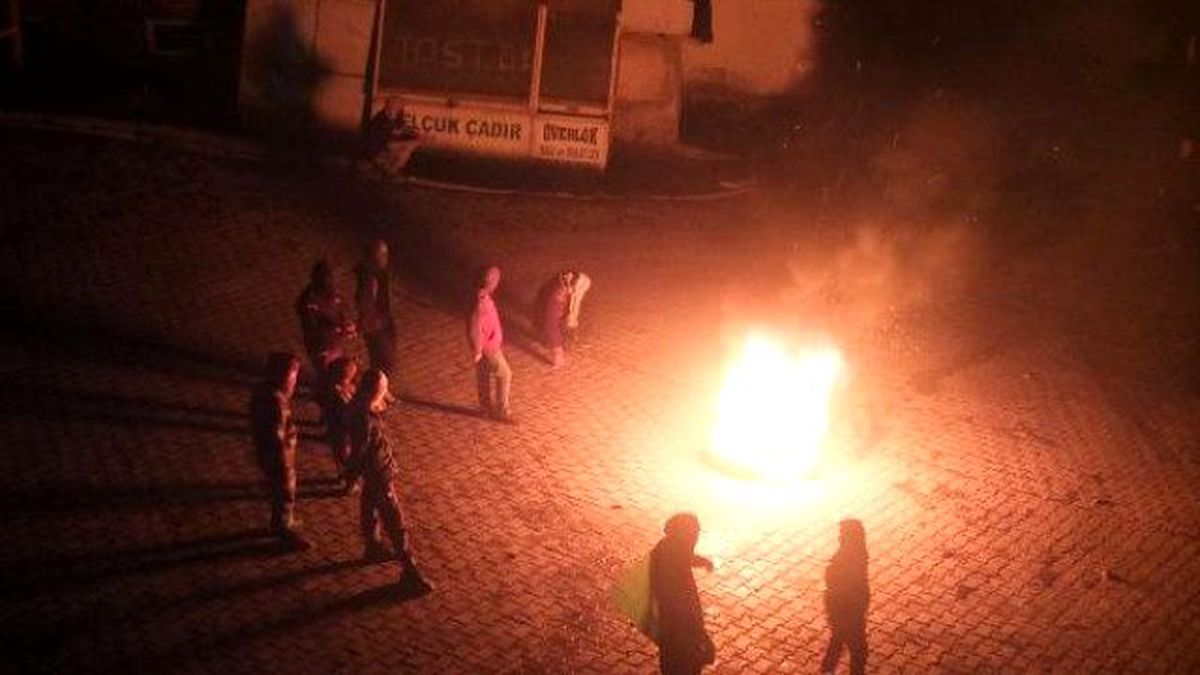 Hakkari\'de Maskeli Grup Ateş Yakıp Olay Çıkardı