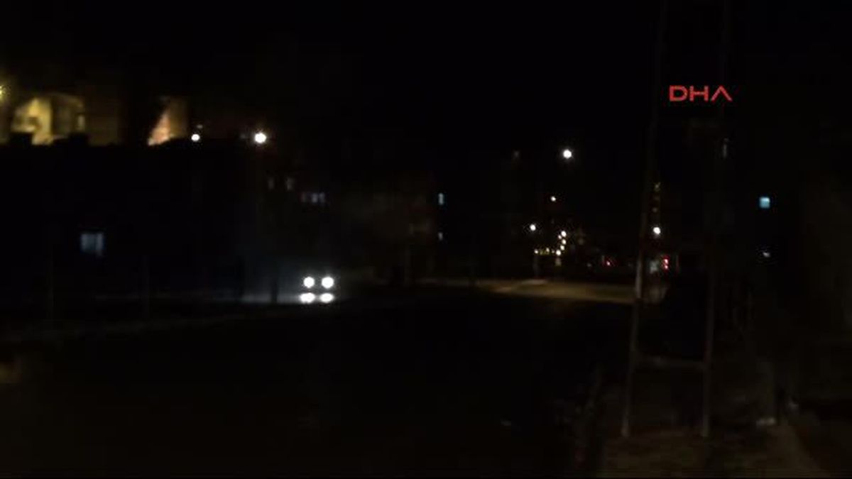 Hakkari\'de Maskeli Grup Ateş Yakıp Olay Çıkardı