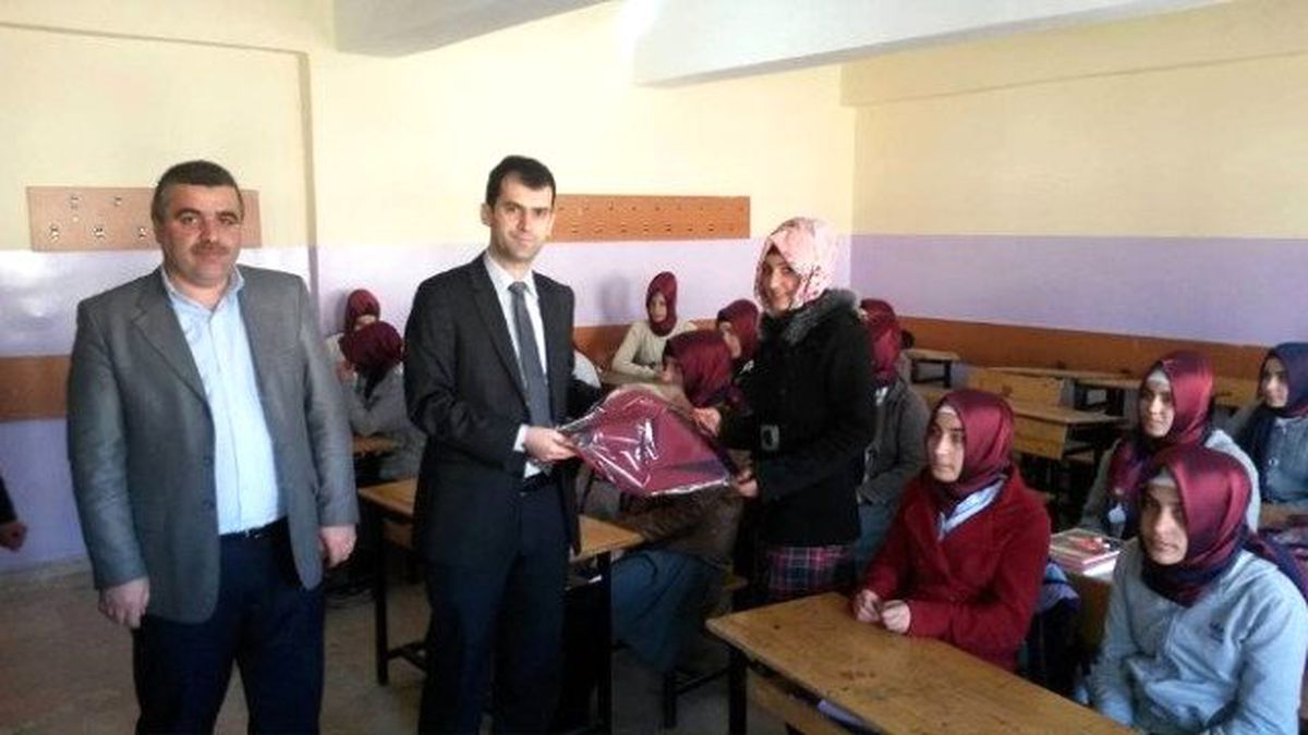 İmam Hatip Lisesi Öğrencilerine Eşarp Dağıtıldı