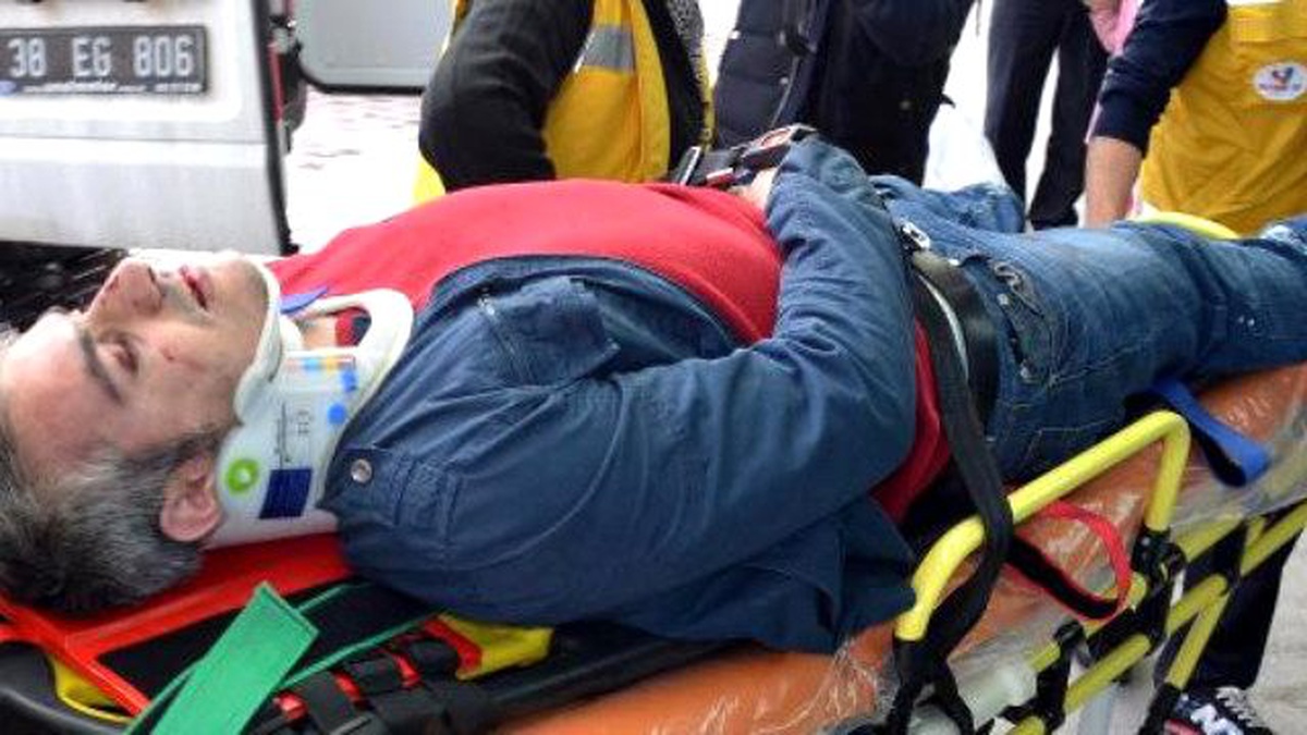 Kamyonetin Altına Giren Otomobilde 4 Kişi Yaralandı