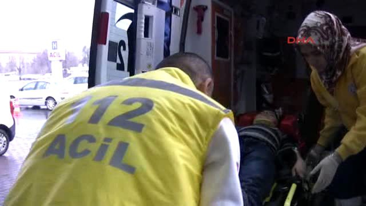Kamyonetin Altına Giren Otomobilde 4 Kişi Yaralandı