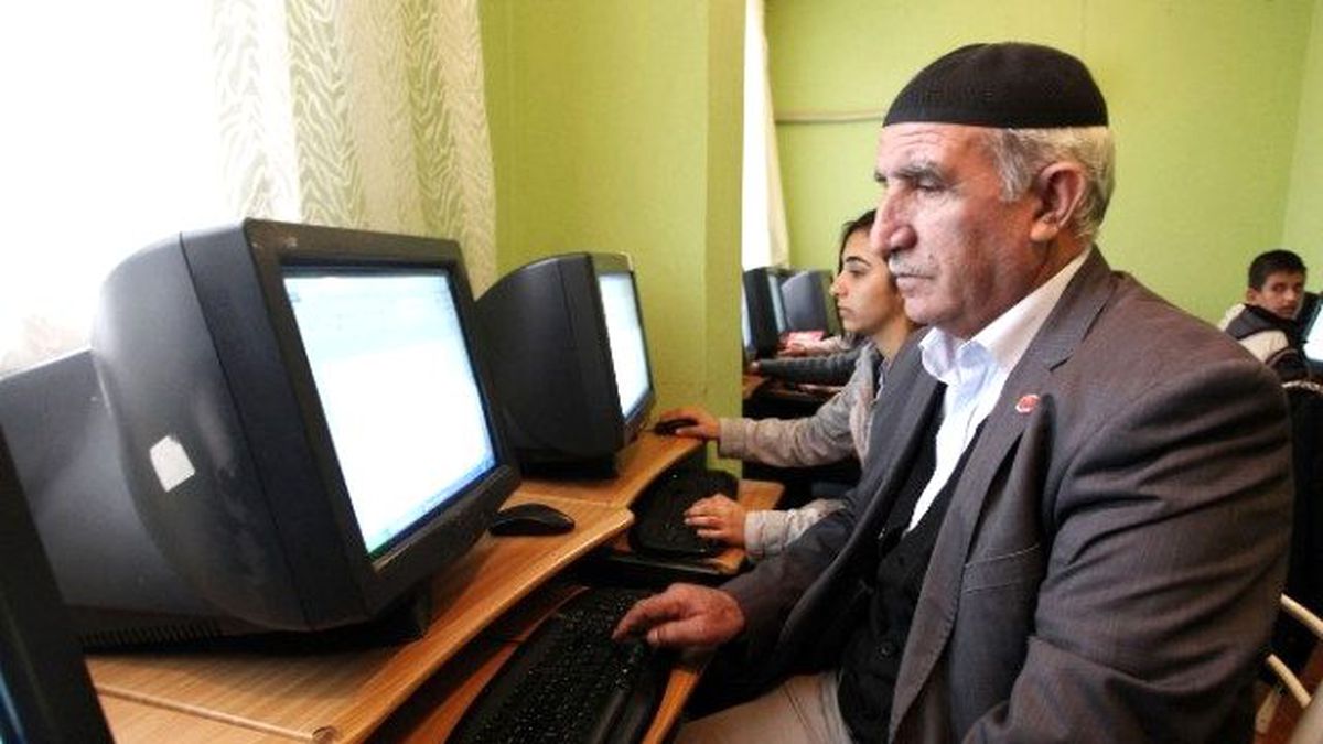 Kıdemli Muhtar Bilgisayar Kursunda