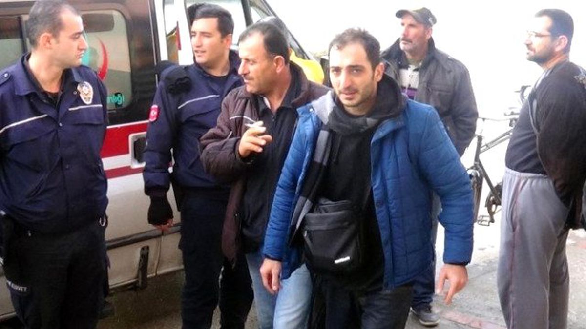 Mültecileri Taşıyan Tekne Su Almaya Başlayınca Karaya Vurdu