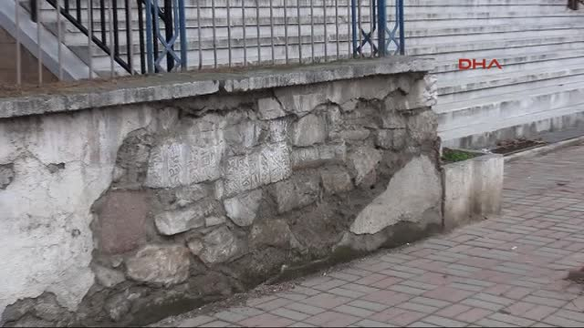Sıvası Dökülen Bahçe Duvarının İçinden Osmanlı Mezar Taşları Çıktı