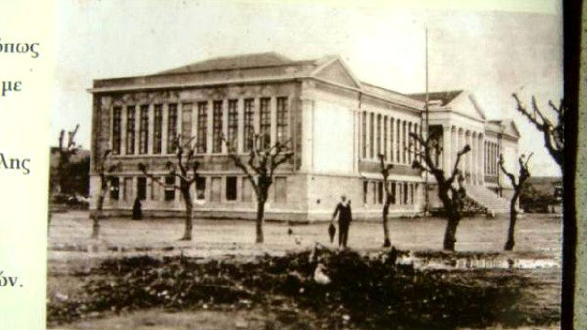 Sıvası Dökülen Bahçe Duvarının İçinden Osmanlı Mezar Taşları Çıktı
