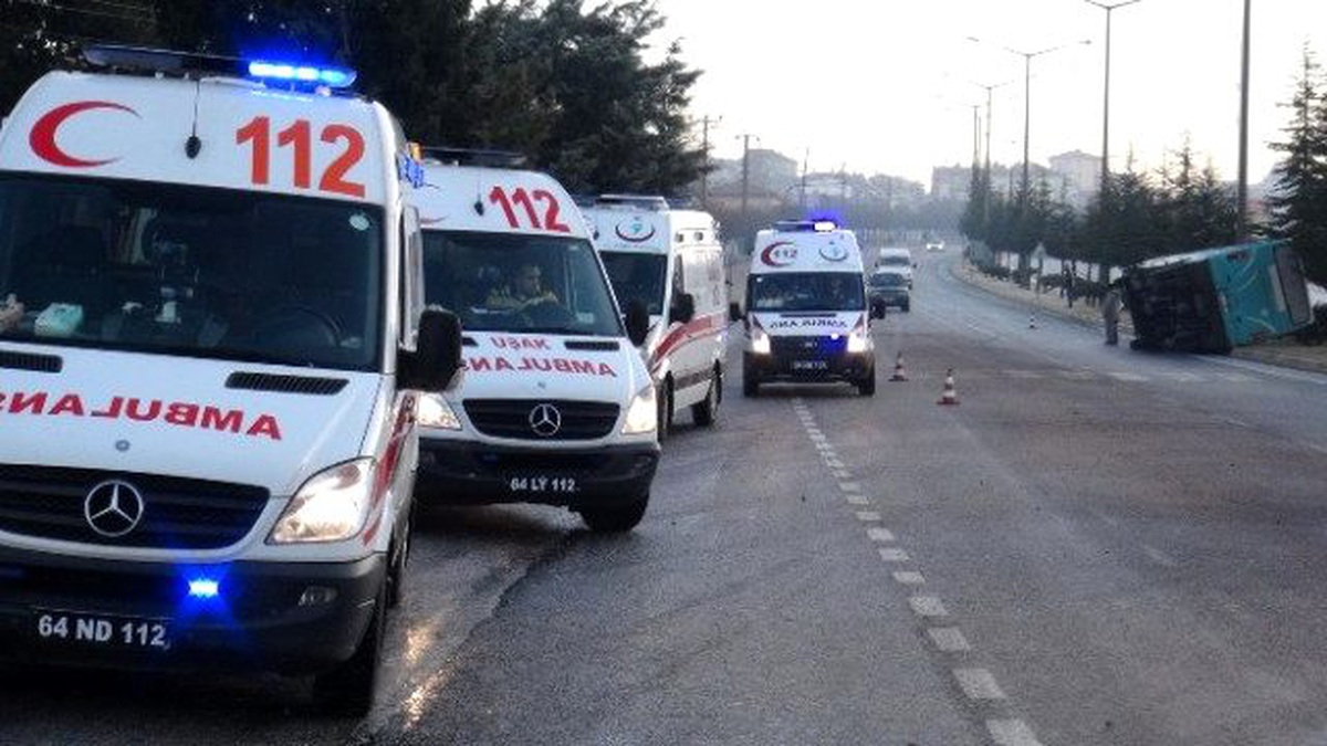 Uşak\'ta Buzlanan Yolda Faciadan Dönüldü: 11 Yaralı