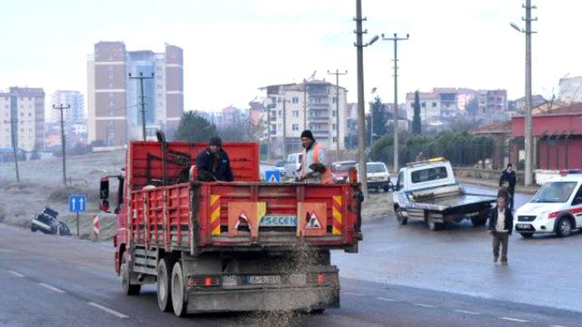 Uşak\'ta Buzlanma Kazaları: 11 Yaralı