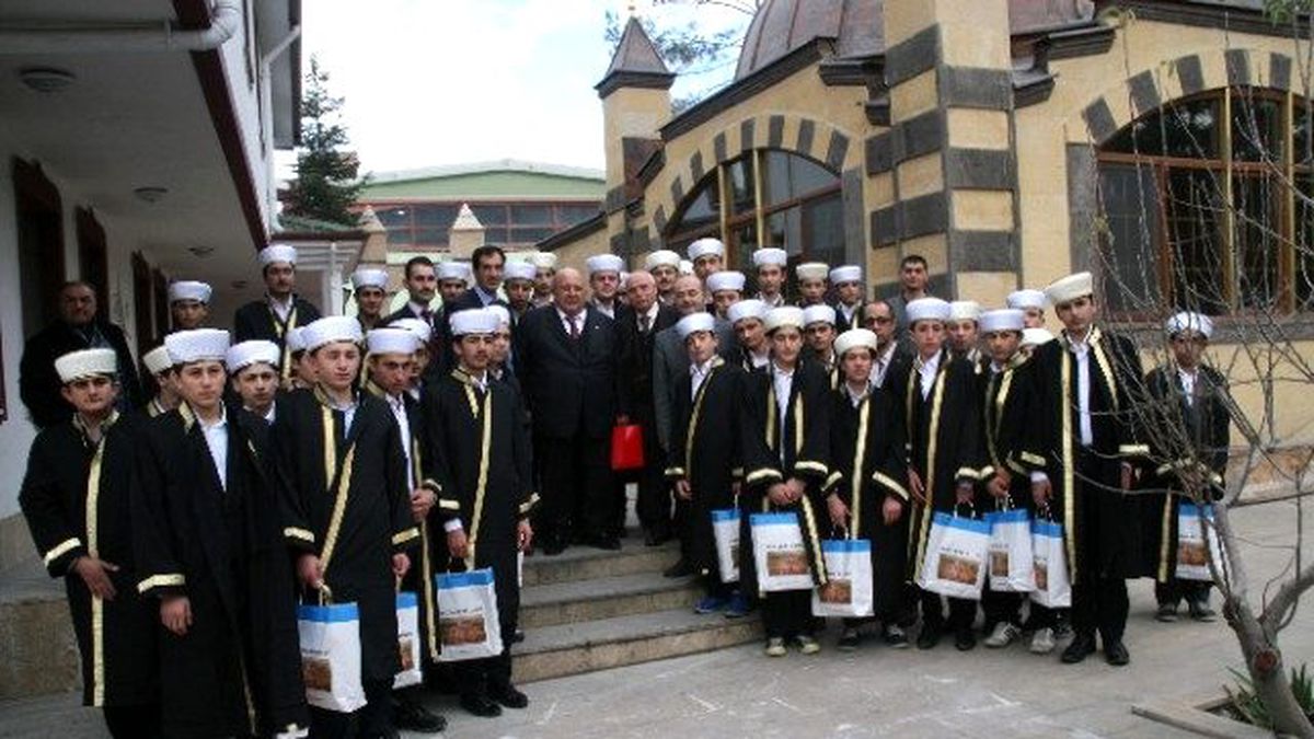 Yozgatlı Hayırsever İş Adamı Bilal Şahin Öğrencilere Giysi Yardımlarını Sürdürüyor