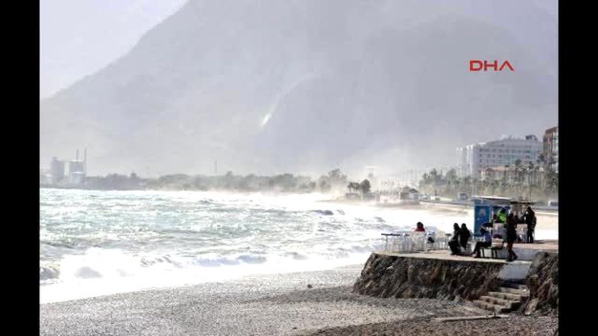 Antalya Konyaaltı\'nda Dev Dalgalar