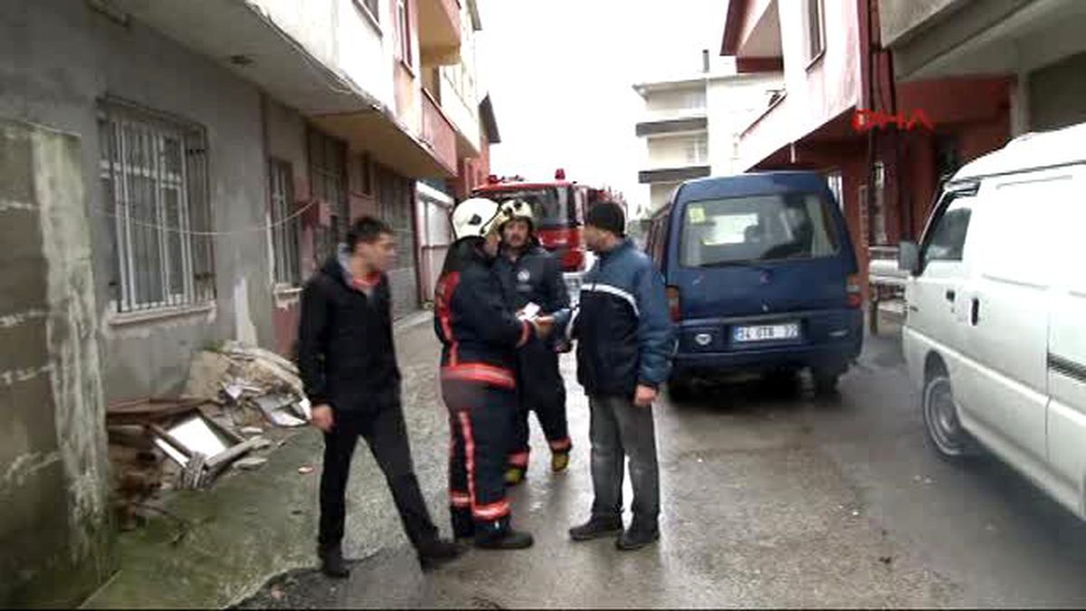 Beykoz\'da Lodos Çatı Uçurdu