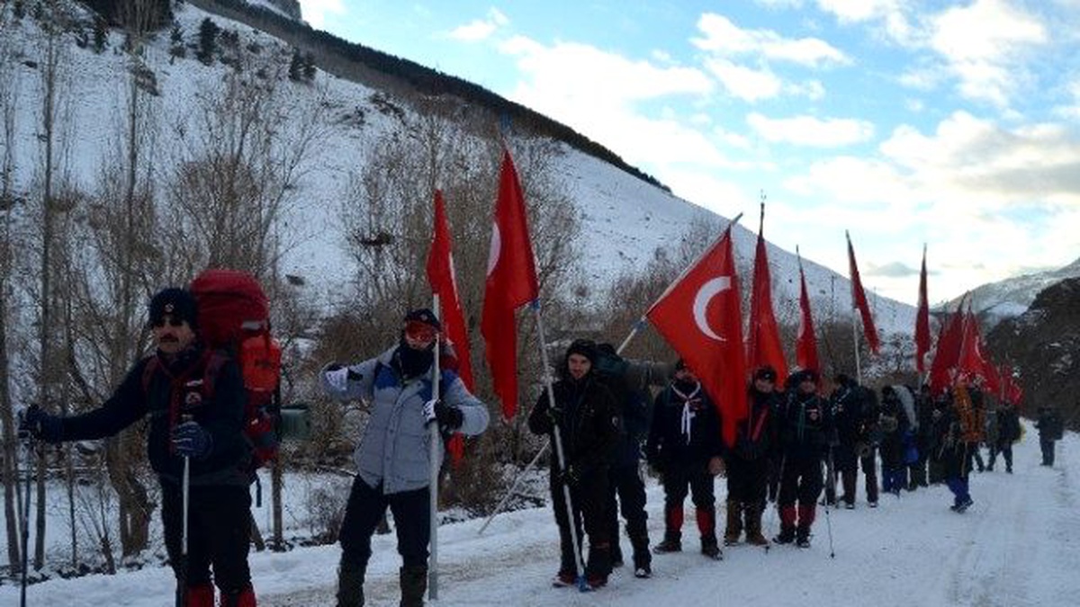 Büyükşehirli İzciler Şehitleri Unutmadı