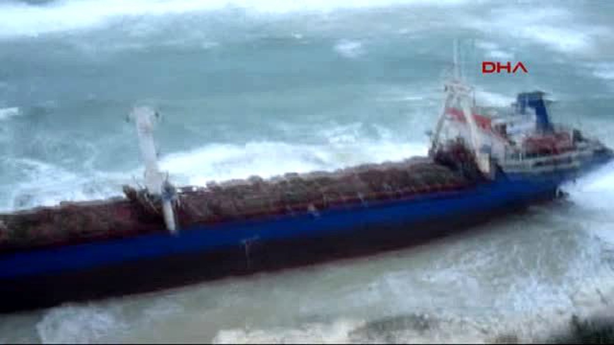 Çanakkale Fırtınada Sürüklenen Gemi Çanakkale\'de Karaya Oturdu