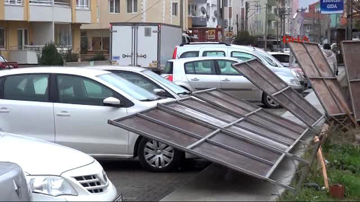 Demir Tarayan Gemi Bozcaada Sahilinde Karaya Oturdu