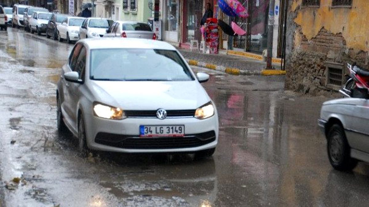 Edremit\' Te Vatandaşın Yağmur Çilesi
