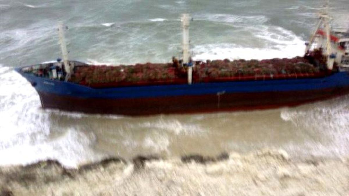Fırtınada Sürüklenen Gemi Çanakkale\'de Karaya Oturdu