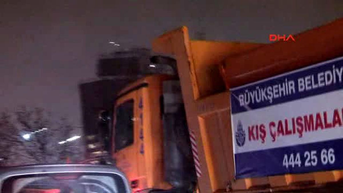 İstanbul\'da Kar Küreme Araçları Harekete Geçti