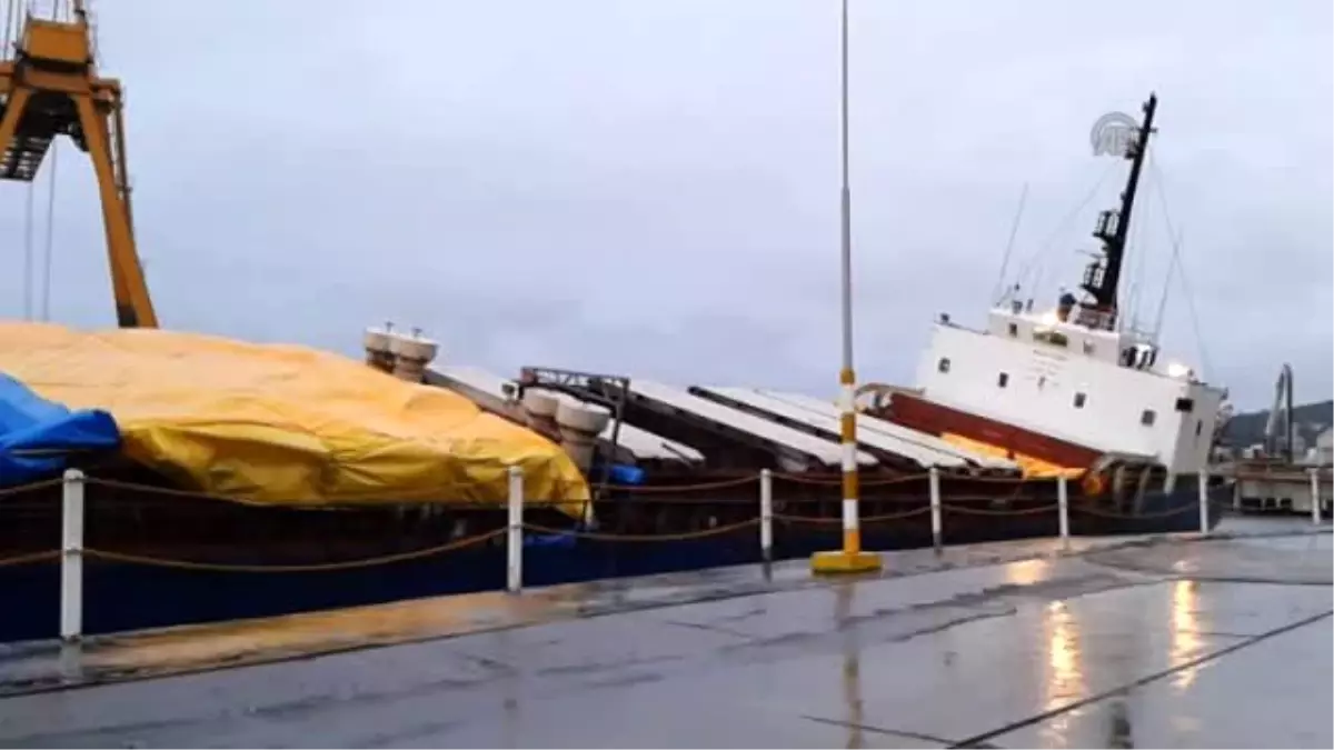 İzmit Körfezi Girişinde Yan Yatan Kuru Yük Gemisi