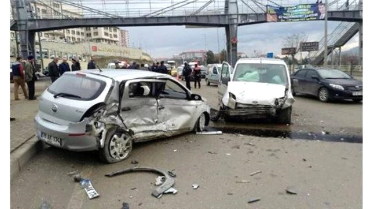 Karabük\'te İki Otomobil Çarpıştı: 3 Yaralı