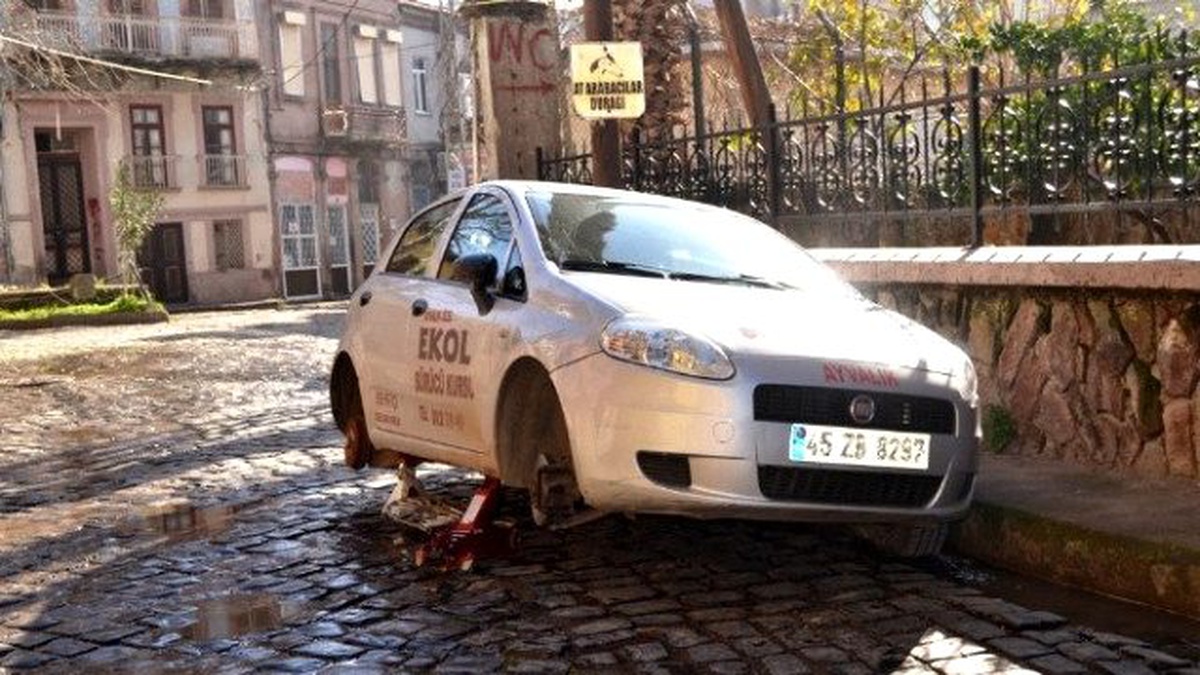 Magandalar Otomobilin Lastiklerini Kesti
