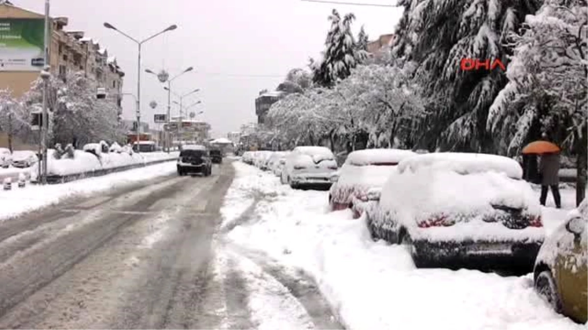 Makedonya\'da Yoğun Kar Yağışı Hayatı Felç Etti