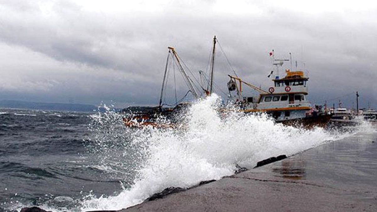 Marmara\'da Deniz Ulaşımına Fırtına Engeli